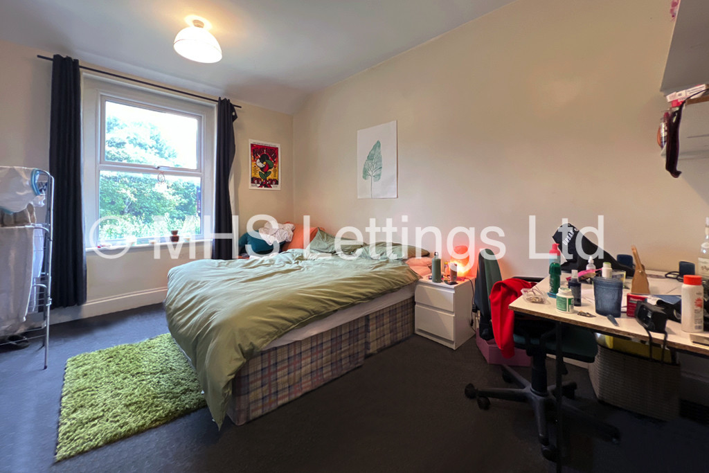Photo of 8 Bedroom Mid Terraced House in 8 Regent Park Avenue, Leeds, LS6 2AU