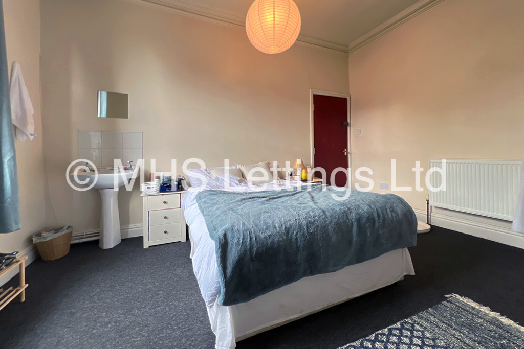 Photo of 8 Bedroom Mid Terraced House in 8 Regent Park Avenue, Leeds, LS6 2AU