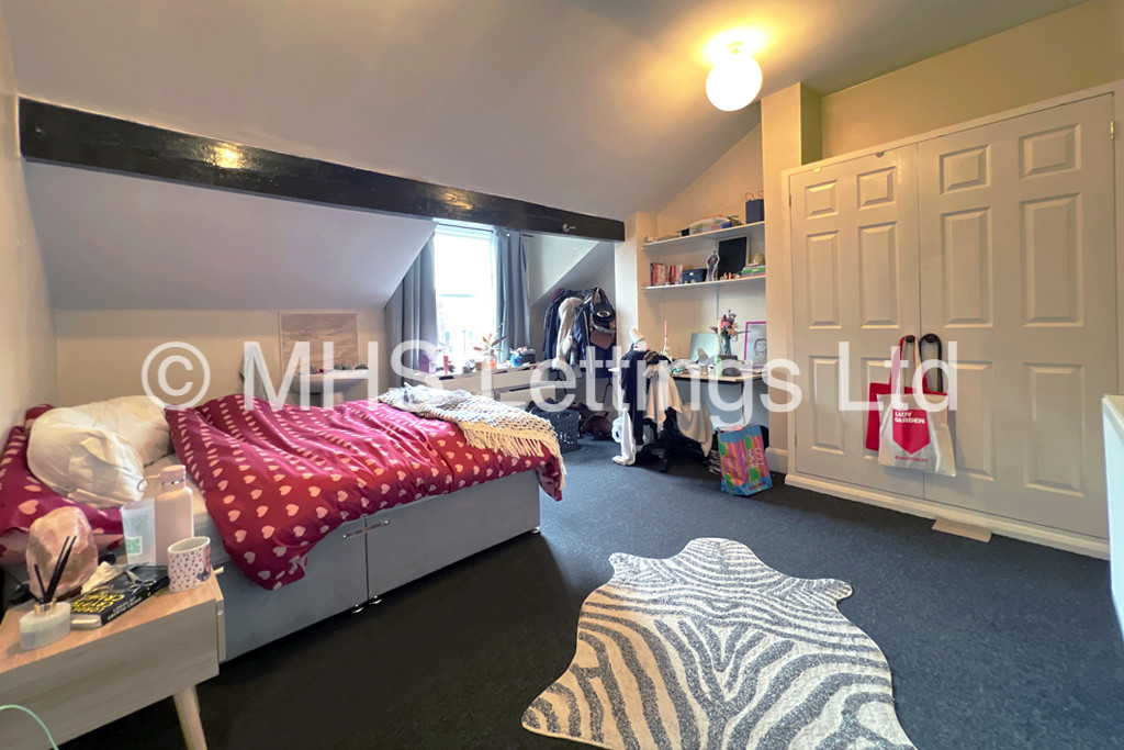 Photo of 8 Bedroom Mid Terraced House in 8 Regent Park Avenue, Leeds, LS6 2AU