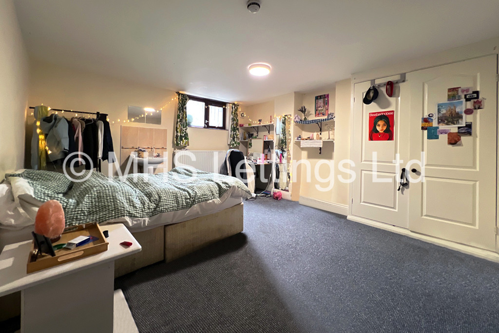 Photo of 8 Bedroom Mid Terraced House in 8 Regent Park Avenue, Leeds, LS6 2AU