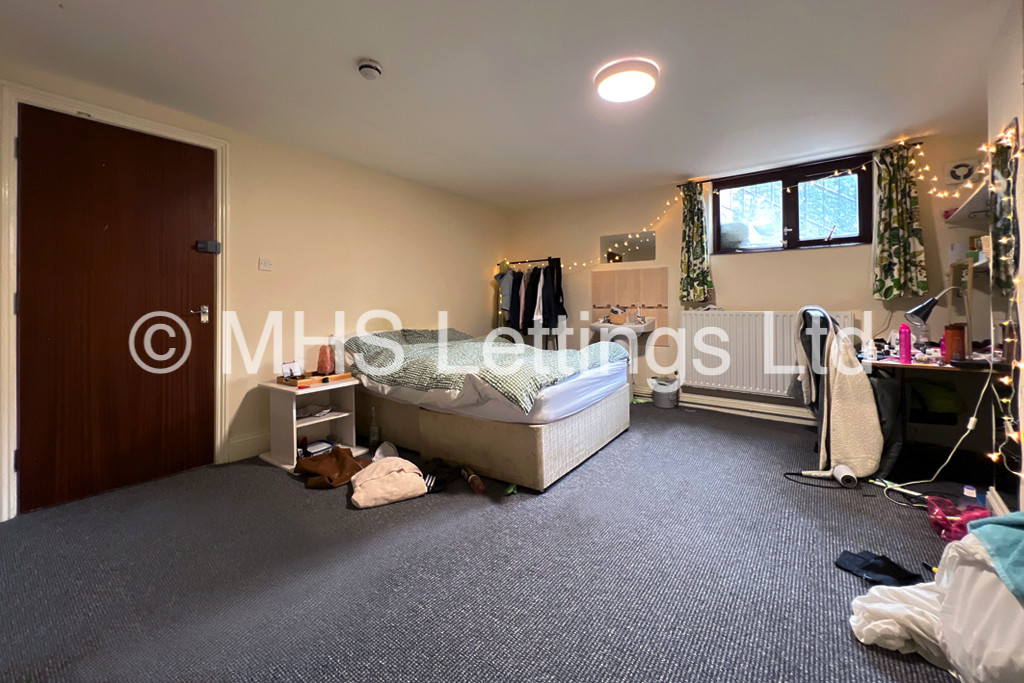 Photo of 8 Bedroom Mid Terraced House in 8 Regent Park Avenue, Leeds, LS6 2AU