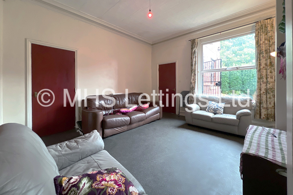 Photo of 8 Bedroom Mid Terraced House in 8 Regent Park Avenue, Leeds, LS6 2AU