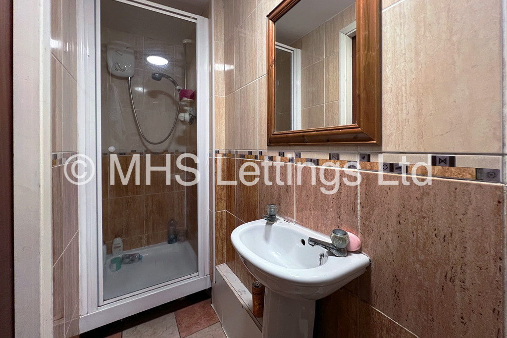 Photo of 8 Bedroom Mid Terraced House in 8 Regent Park Avenue, Leeds, LS6 2AU