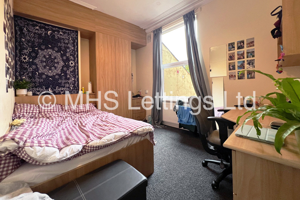 Photo of 8 Bedroom Mid Terraced House in 11 Regent Park Avenue, Leeds, LS6 2AU