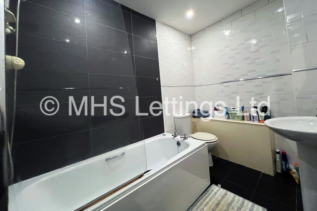 Photo of 8 Bedroom Mid Terraced House in 11 Regent Park Avenue, Leeds, LS6 2AU