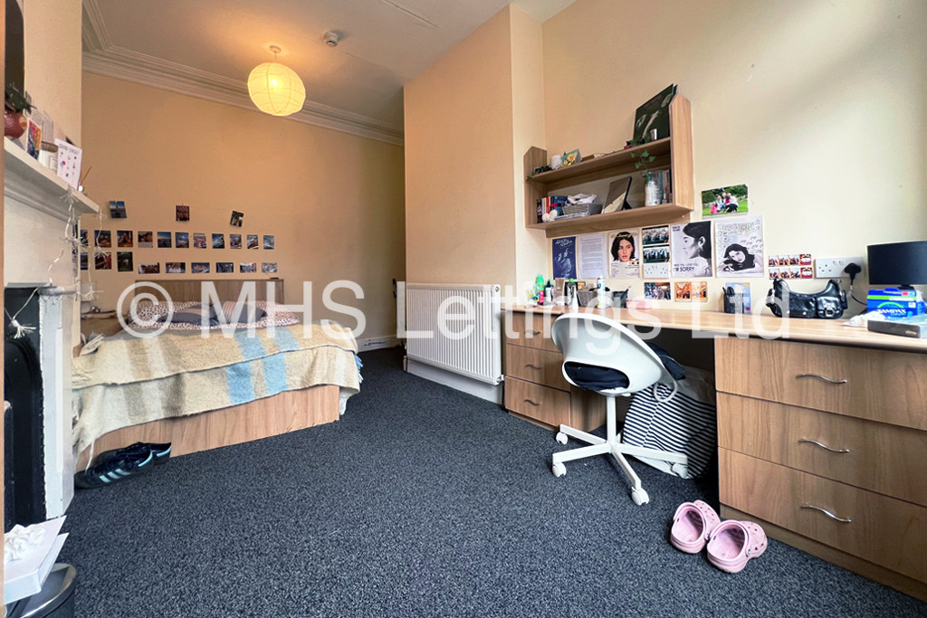 Photo of 8 Bedroom Mid Terraced House in 11 Regent Park Avenue, Leeds, LS6 2AU
