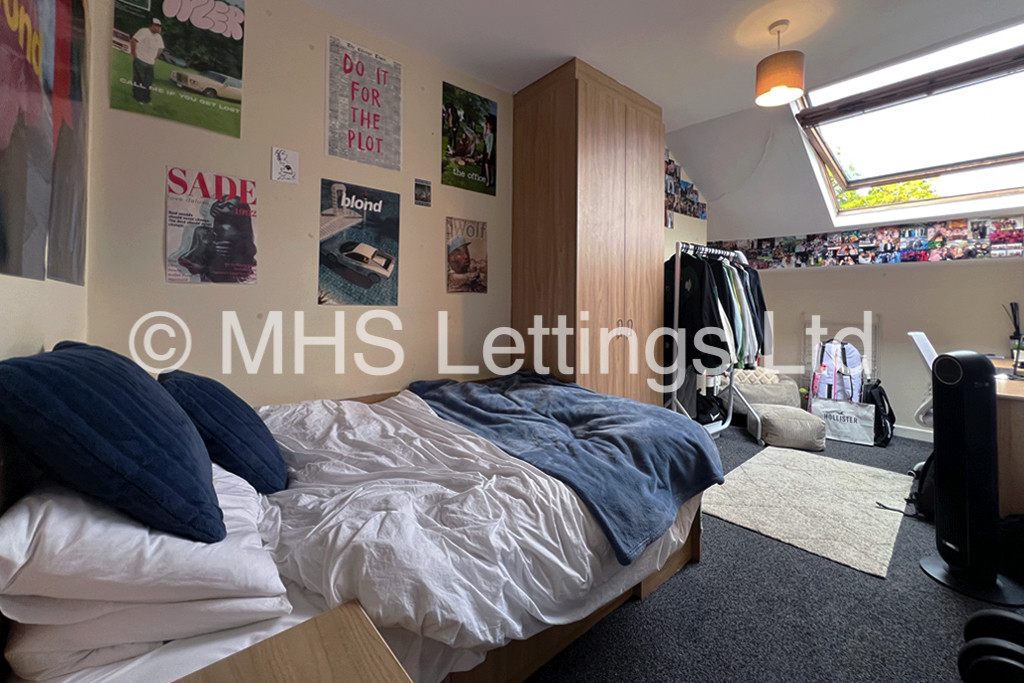 Photo of 8 Bedroom Mid Terraced House in 11 Regent Park Avenue, Leeds, LS6 2AU