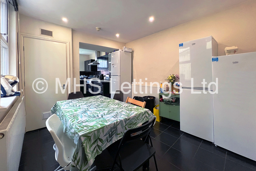 Photo of 8 Bedroom Mid Terraced House in 11 Regent Park Avenue, Leeds, LS6 2AU
