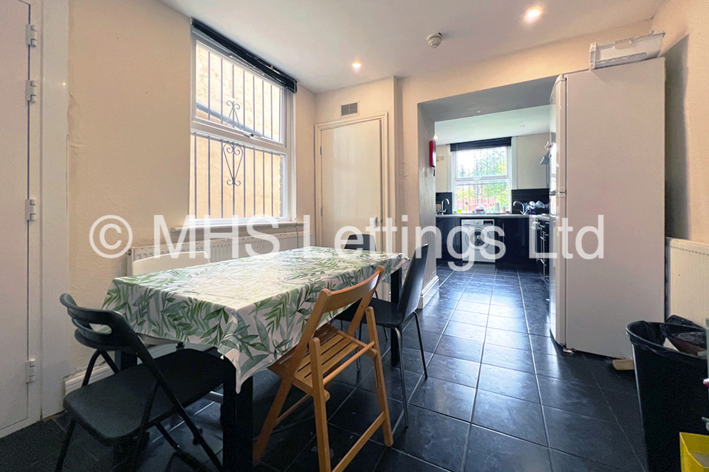 Photo of 8 Bedroom Mid Terraced House in 11 Regent Park Avenue, Leeds, LS6 2AU