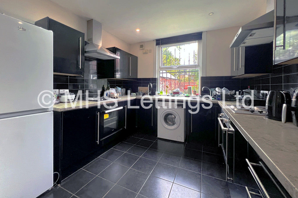 Photo of 8 Bedroom Mid Terraced House in 11 Regent Park Avenue, Leeds, LS6 2AU