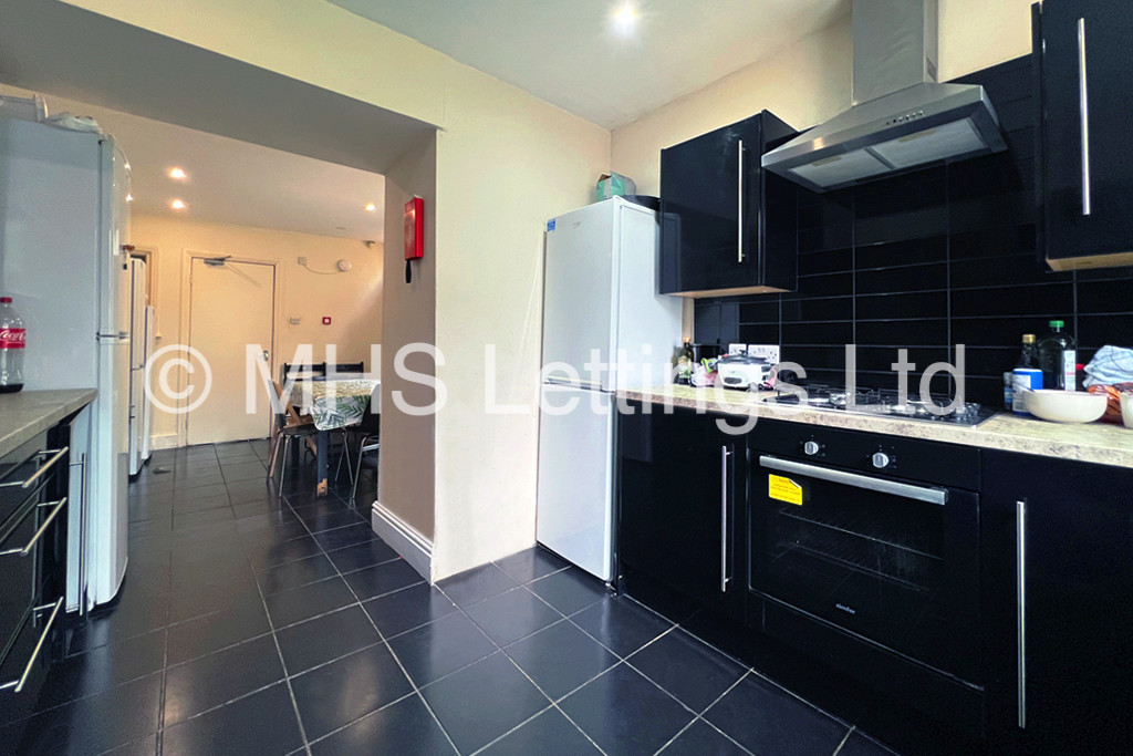 Photo of 8 Bedroom Mid Terraced House in 11 Regent Park Avenue, Leeds, LS6 2AU
