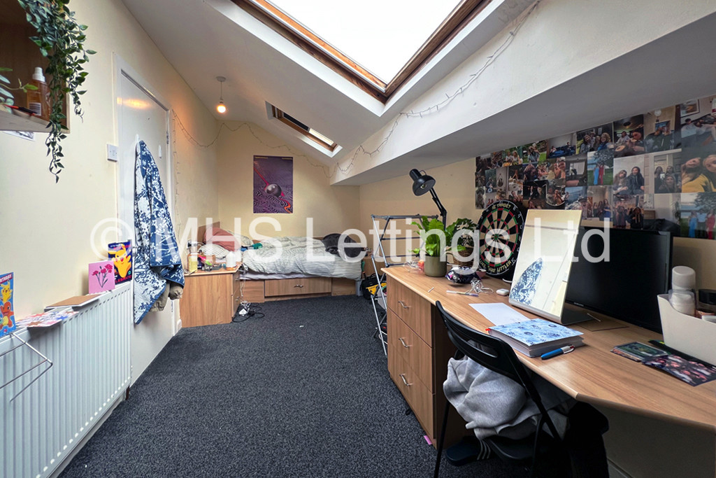 Photo of 8 Bedroom Mid Terraced House in 11 Regent Park Avenue, Leeds, LS6 2AU