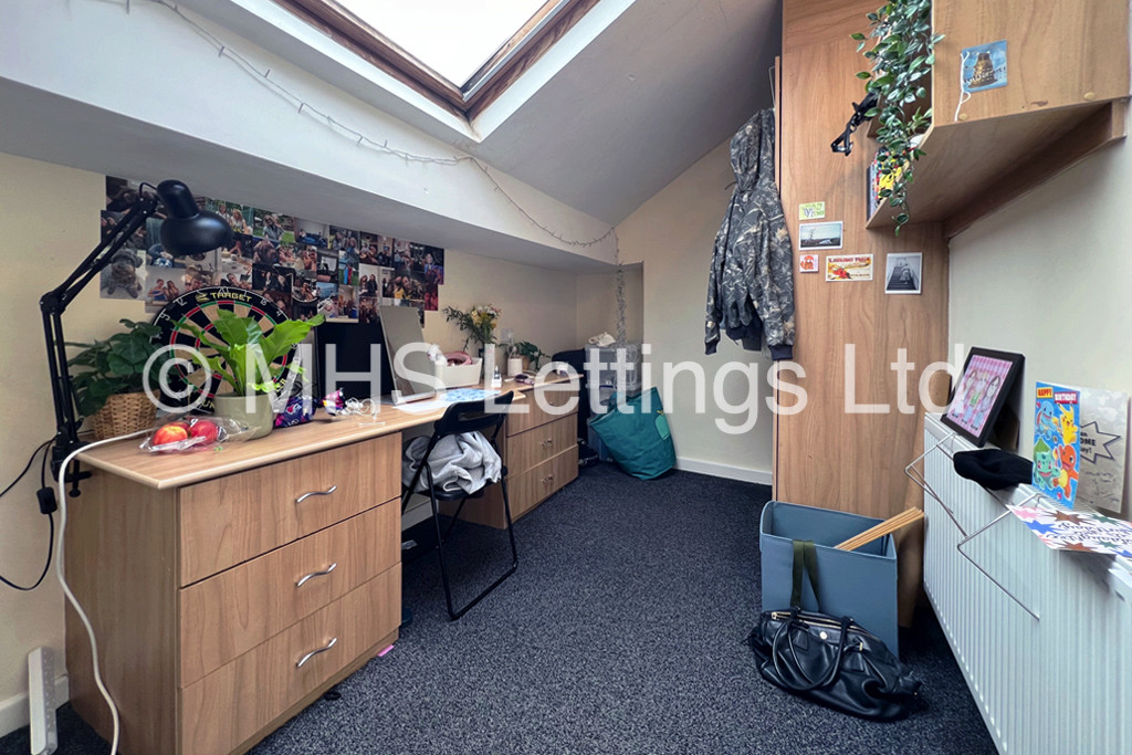 Photo of 8 Bedroom Mid Terraced House in 11 Regent Park Avenue, Leeds, LS6 2AU