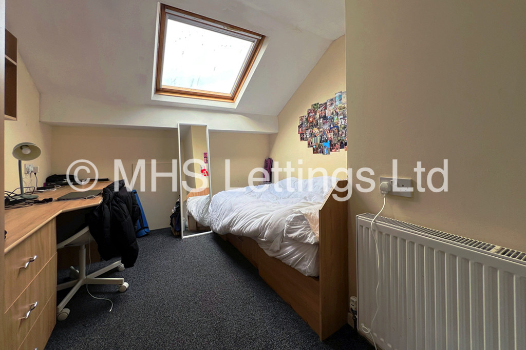 Photo of 8 Bedroom Mid Terraced House in 11 Regent Park Avenue, Leeds, LS6 2AU