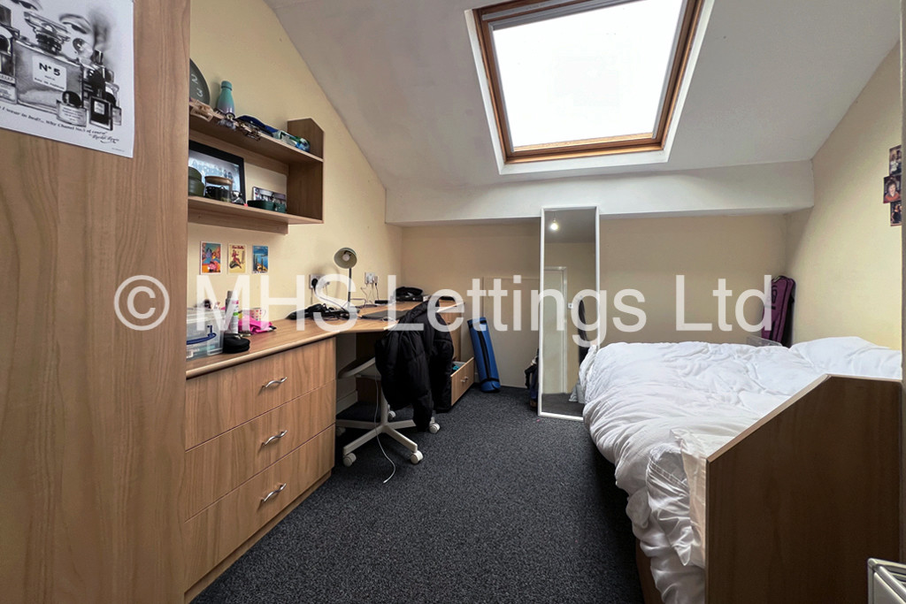 Photo of 8 Bedroom Mid Terraced House in 11 Regent Park Avenue, Leeds, LS6 2AU