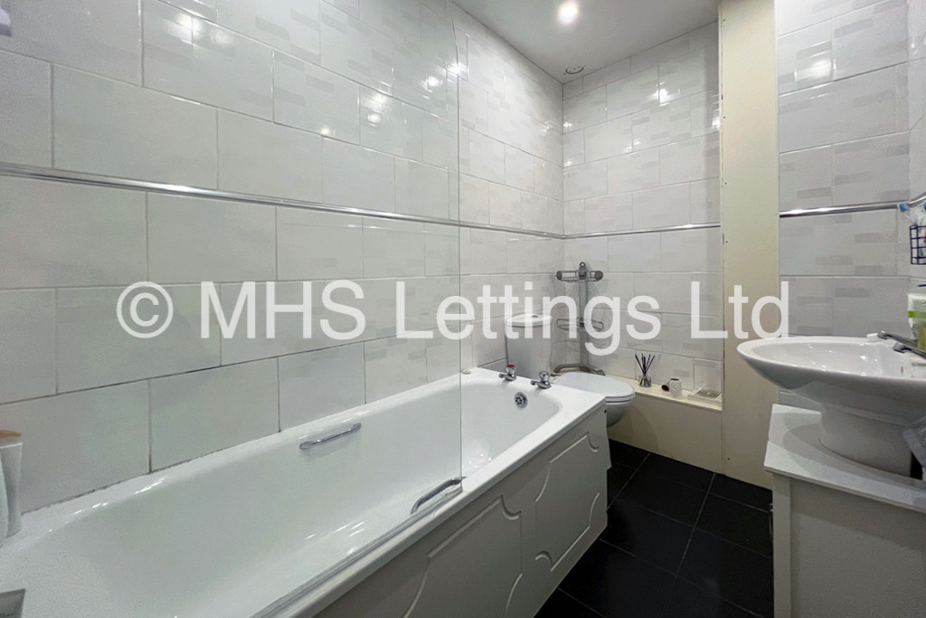 Photo of 8 Bedroom Mid Terraced House in 11 Regent Park Avenue, Leeds, LS6 2AU