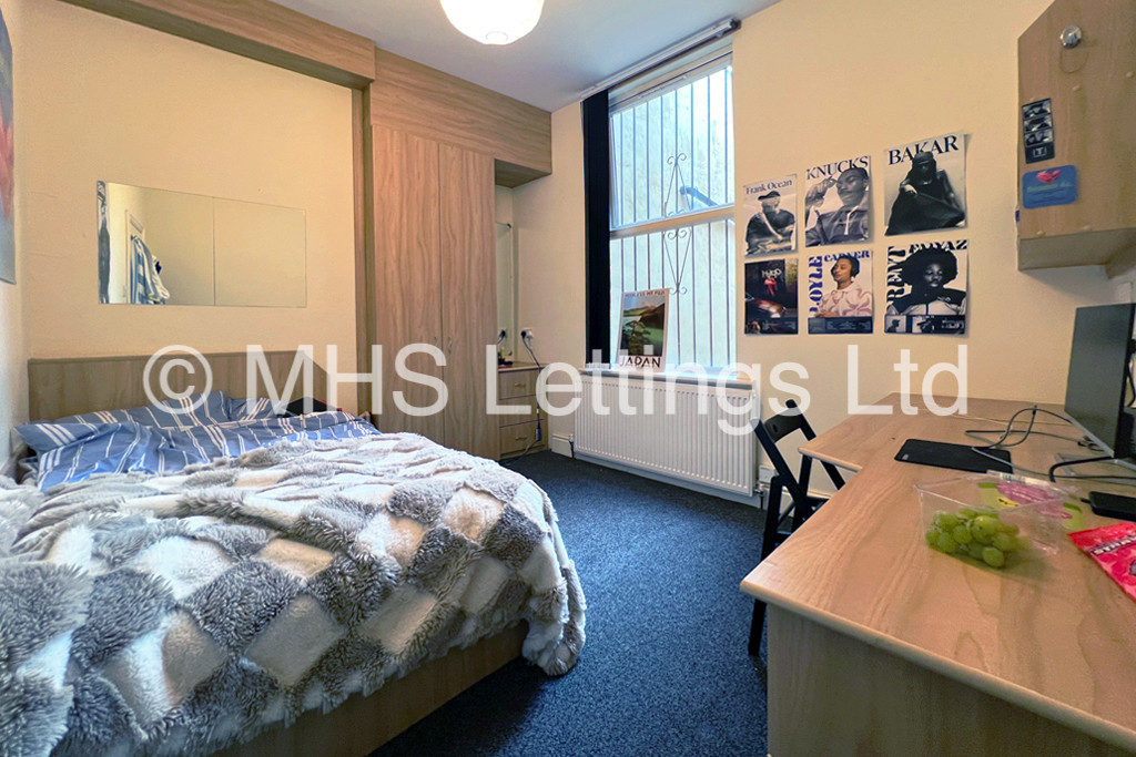 Photo of 8 Bedroom Mid Terraced House in 11 Regent Park Avenue, Leeds, LS6 2AU
