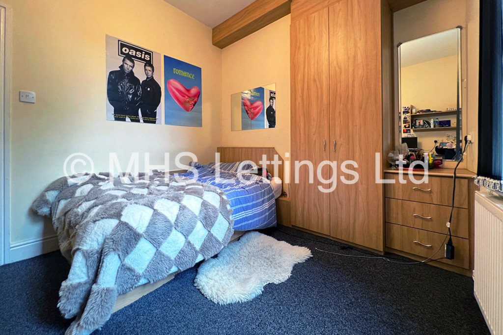 Photo of 8 Bedroom Mid Terraced House in 11 Regent Park Avenue, Leeds, LS6 2AU