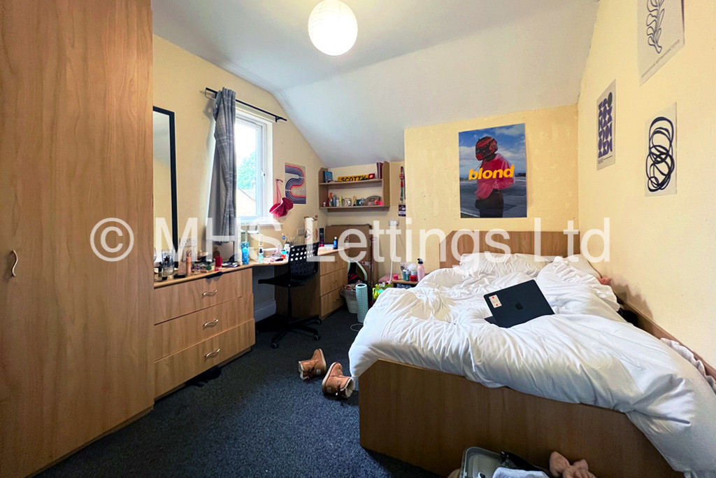 Photo of 8 Bedroom Mid Terraced House in 11 Regent Park Avenue, Leeds, LS6 2AU