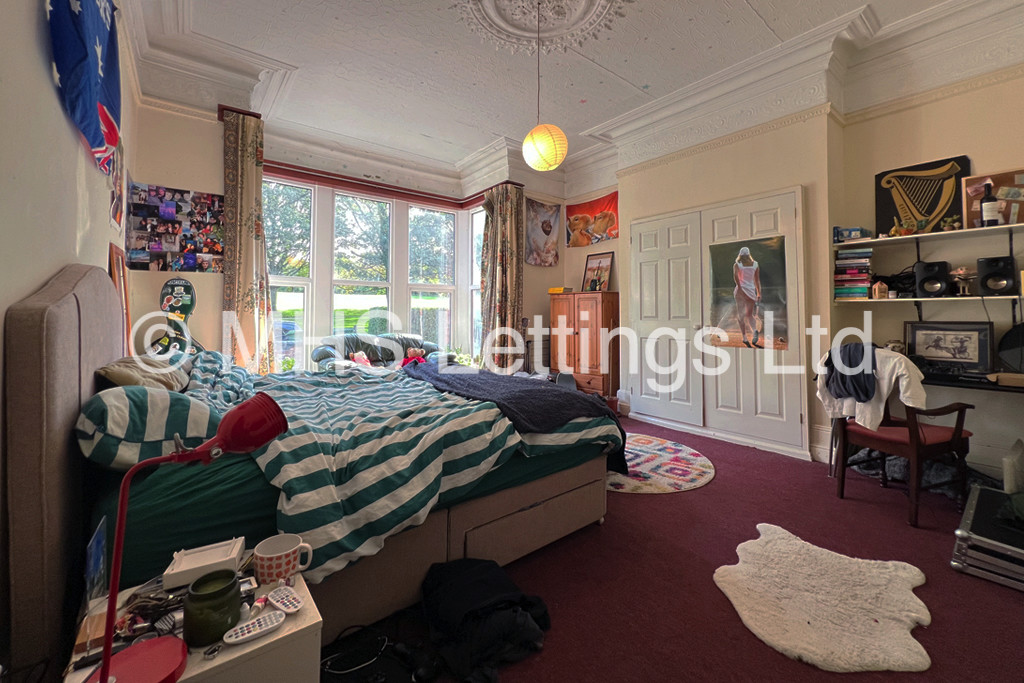 Photo of 9 Bedroom Mid Terraced House in 213 Hyde Park Road, Leeds, LS6 1AH