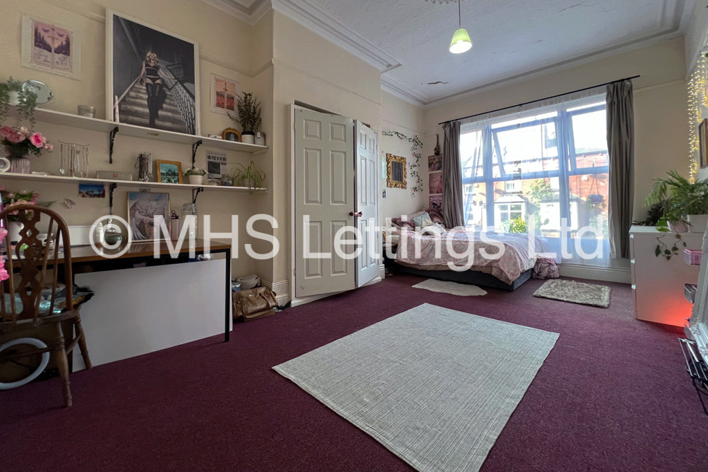 Photo of 9 Bedroom Mid Terraced House in 213 Hyde Park Road, Leeds, LS6 1AH