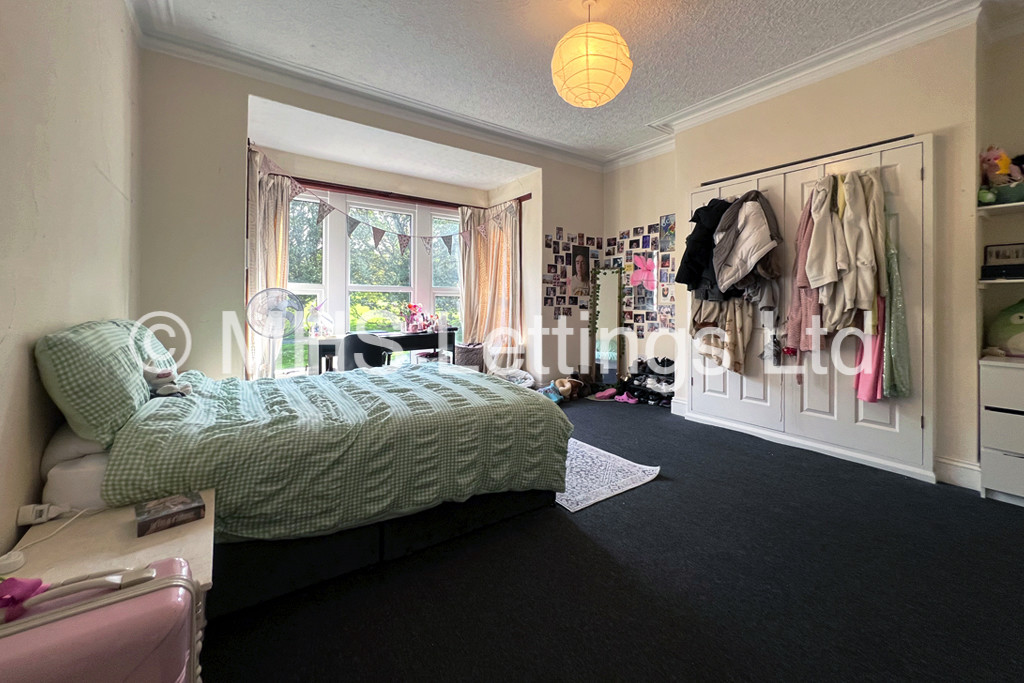 Photo of 9 Bedroom Mid Terraced House in 213 Hyde Park Road, Leeds, LS6 1AH