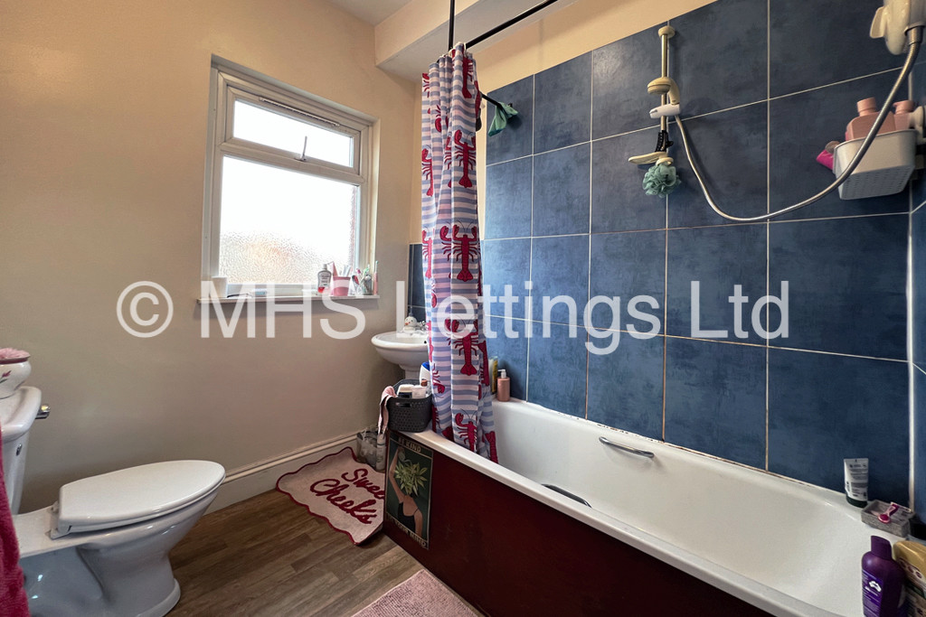 Photo of 9 Bedroom Mid Terraced House in 213 Hyde Park Road, Leeds, LS6 1AH