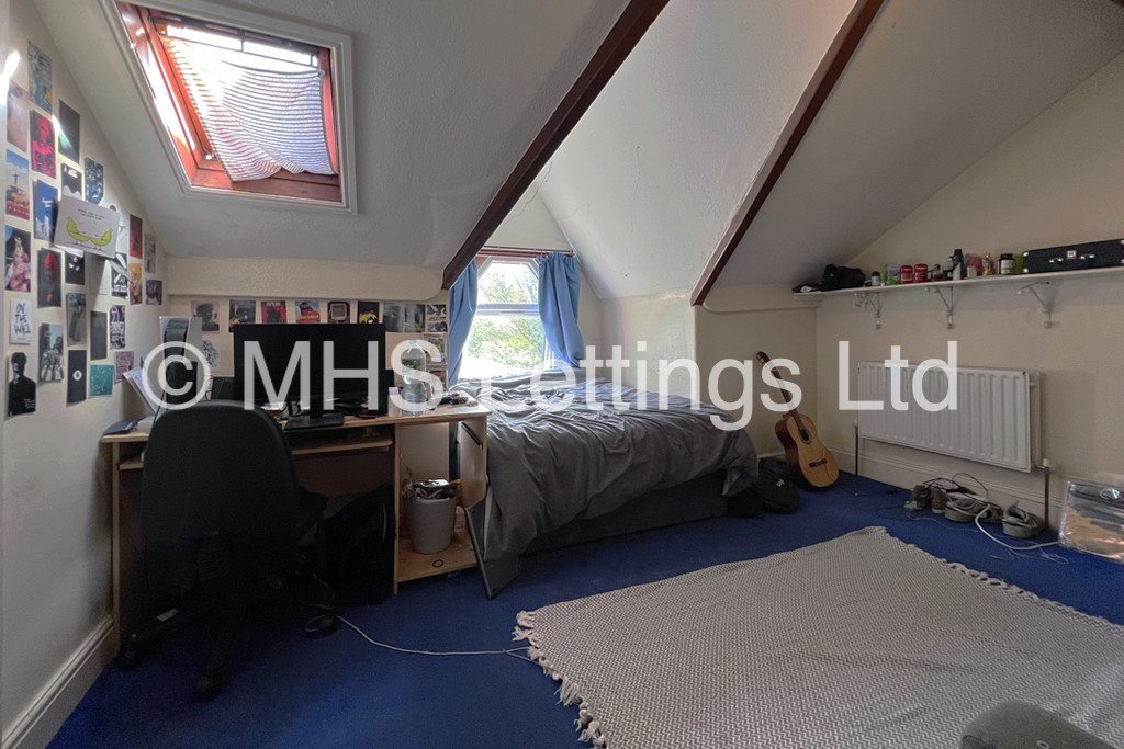 Photo of 9 Bedroom Mid Terraced House in 213 Hyde Park Road, Leeds, LS6 1AH