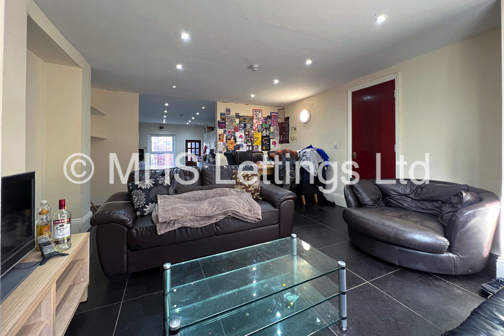 Photo of 9 Bedroom Mid Terraced House in 213 Hyde Park Road, Leeds, LS6 1AH