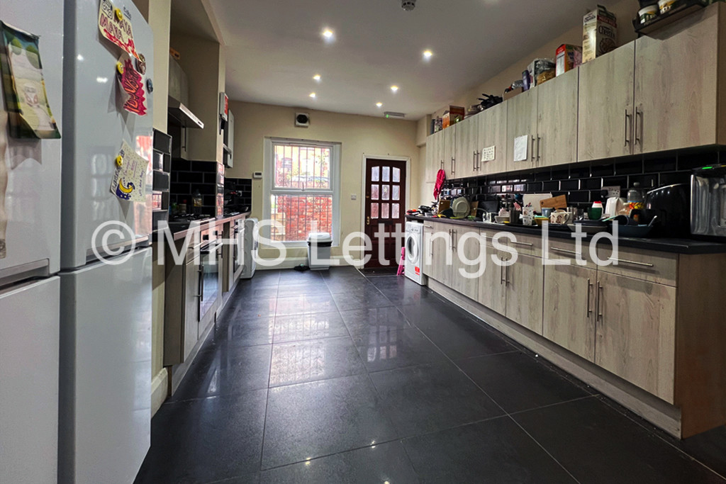 Photo of 9 Bedroom Mid Terraced House in 213 Hyde Park Road, Leeds, LS6 1AH