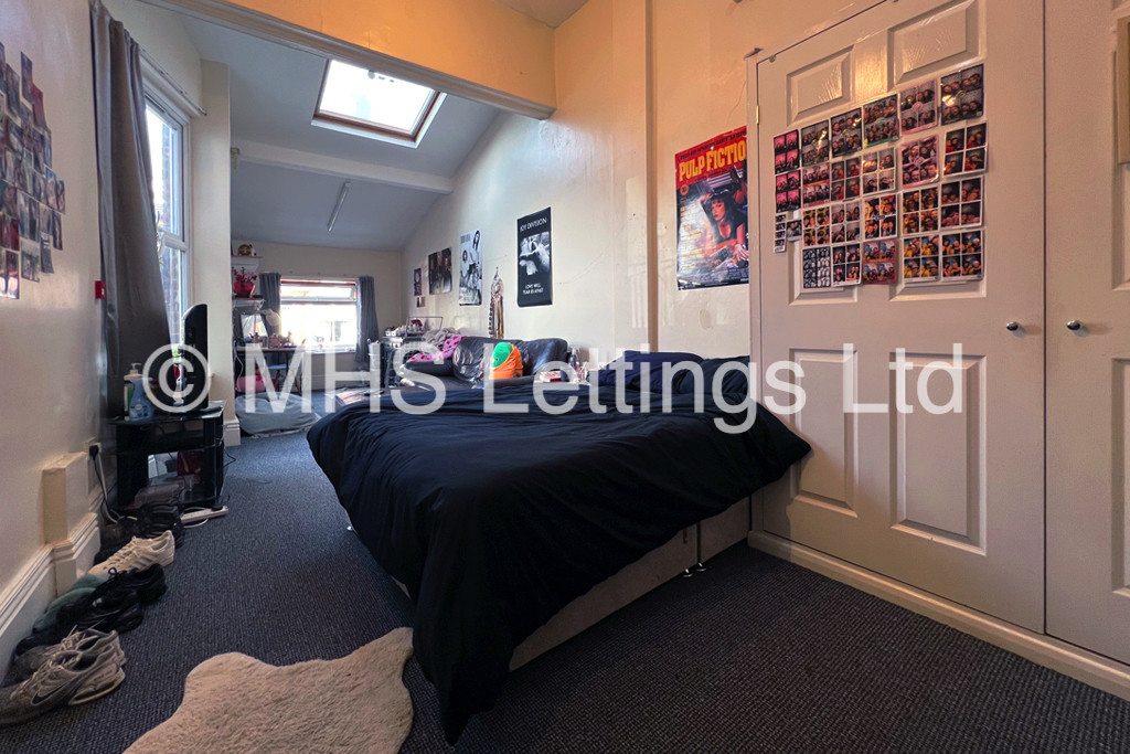 Photo of 9 Bedroom Mid Terraced House in 213 Hyde Park Road, Leeds, LS6 1AH