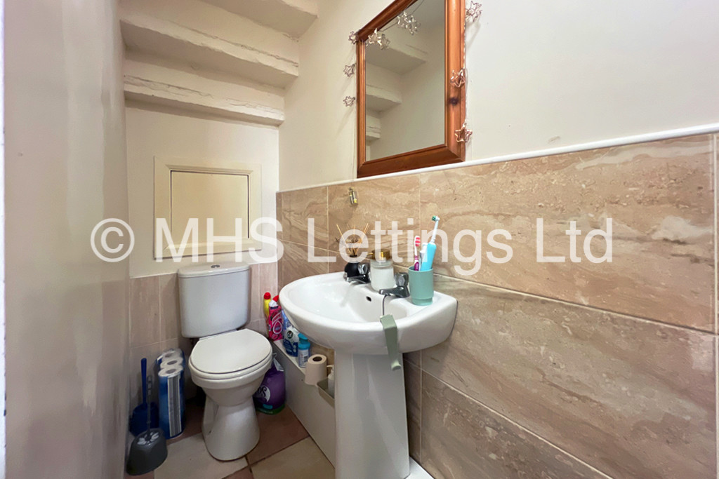 Photo of 8 Bedroom Mid Terraced House in 7 Regent Park Terrace, Leeds, LS6 2AX
