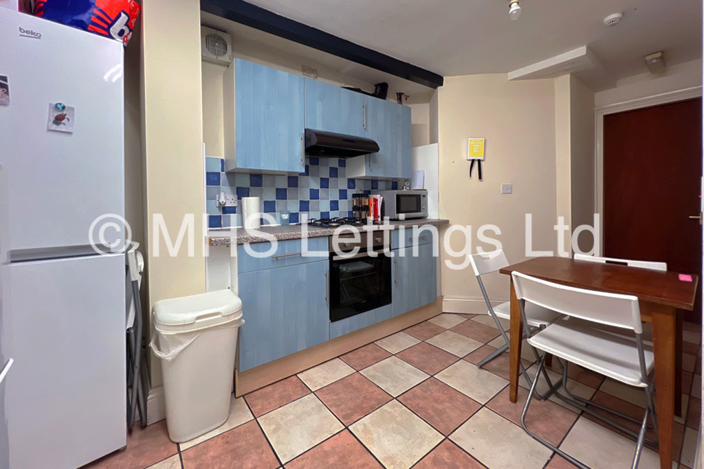 Photo of 8 Bedroom Mid Terraced House in 7 Regent Park Terrace, Leeds, LS6 2AX