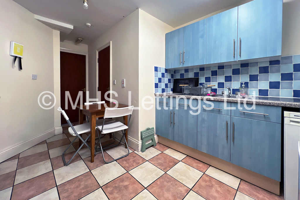 Photo of 8 Bedroom Mid Terraced House in 7 Regent Park Terrace, Leeds, LS6 2AX