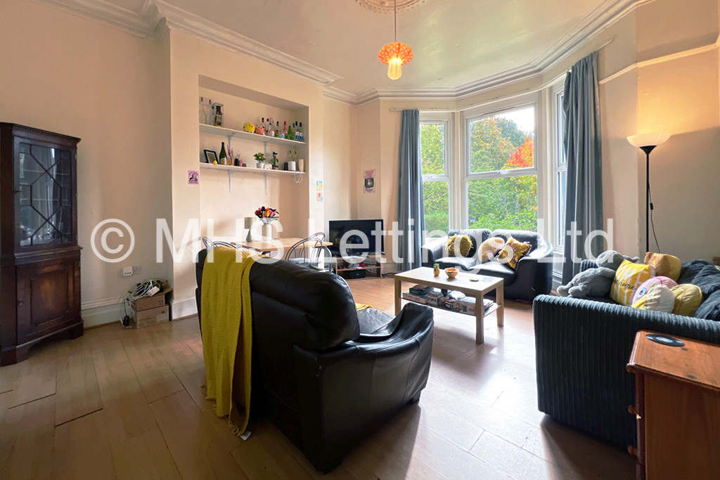 Photo of 8 Bedroom Mid Terraced House in 7 Regent Park Terrace, Leeds, LS6 2AX
