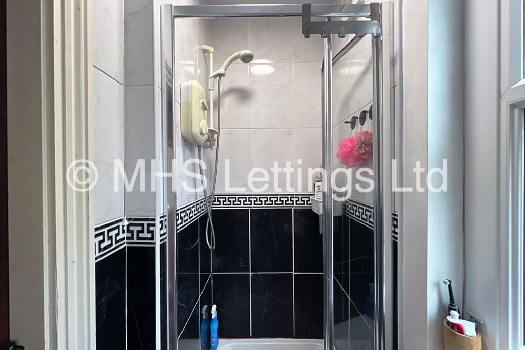 Photo of 8 Bedroom Mid Terraced House in 7 Regent Park Terrace, Leeds, LS6 2AX
