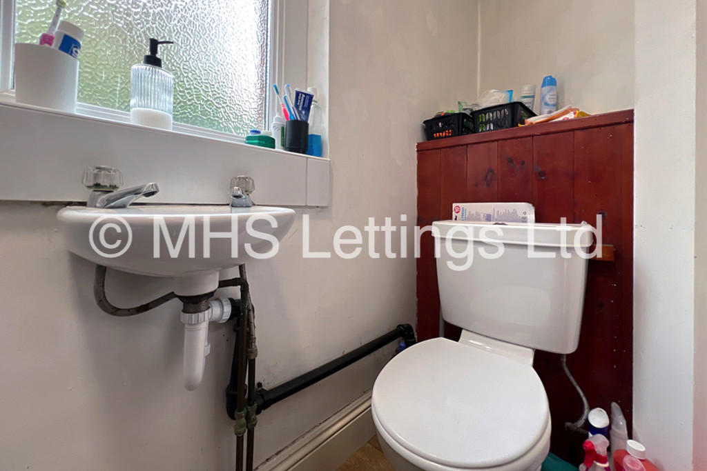 Photo of 8 Bedroom Mid Terraced House in 7 Regent Park Terrace, Leeds, LS6 2AX