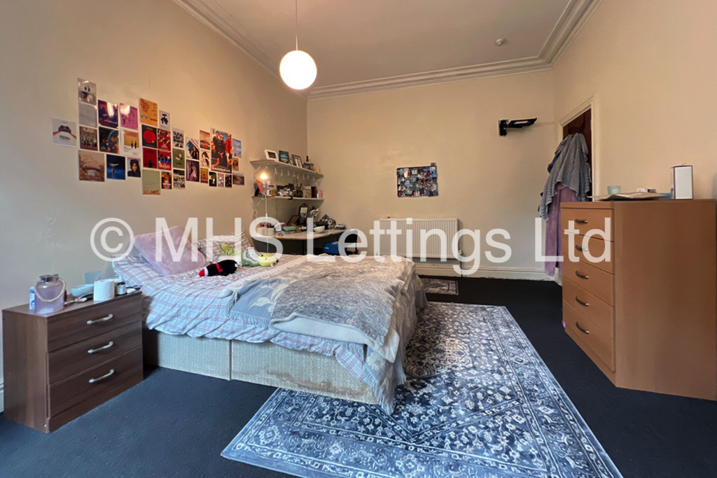 Photo of 8 Bedroom Mid Terraced House in 7 Regent Park Terrace, Leeds, LS6 2AX