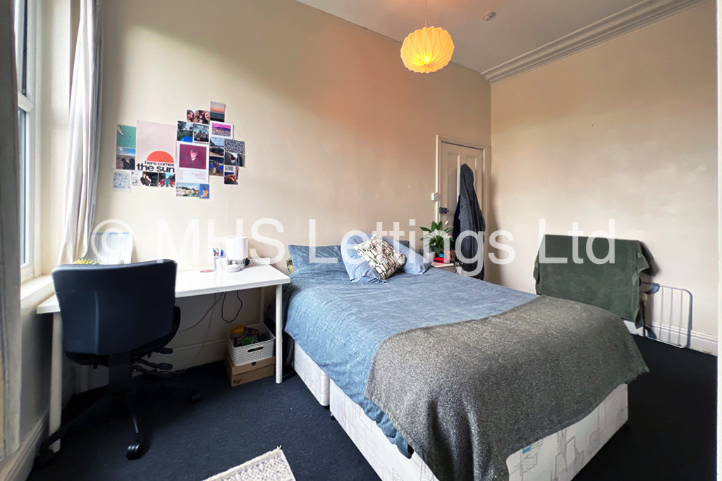 Photo of 8 Bedroom Mid Terraced House in 7 Regent Park Terrace, Leeds, LS6 2AX