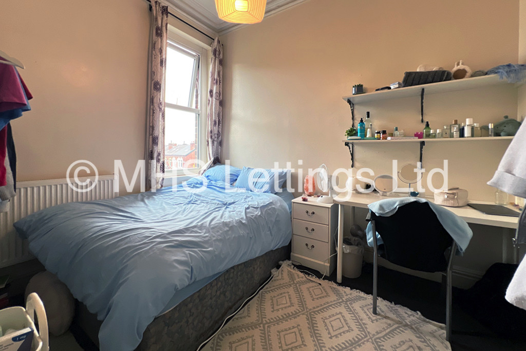 Photo of 8 Bedroom Mid Terraced House in 7 Regent Park Terrace, Leeds, LS6 2AX