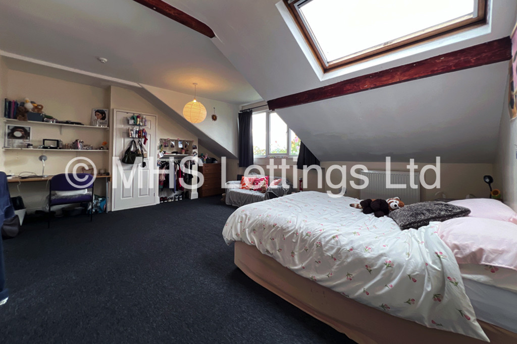 Photo of 8 Bedroom Mid Terraced House in 7 Regent Park Terrace, Leeds, LS6 2AX