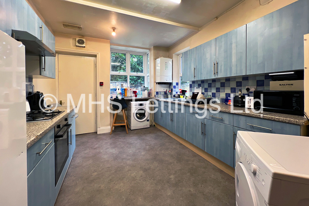 Photo of 8 Bedroom Mid Terraced House in 7 Regent Park Terrace, Leeds, LS6 2AX