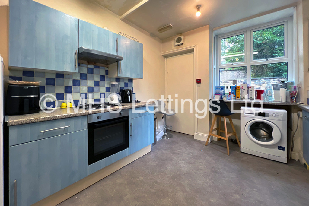 Photo of 8 Bedroom Mid Terraced House in 7 Regent Park Terrace, Leeds, LS6 2AX