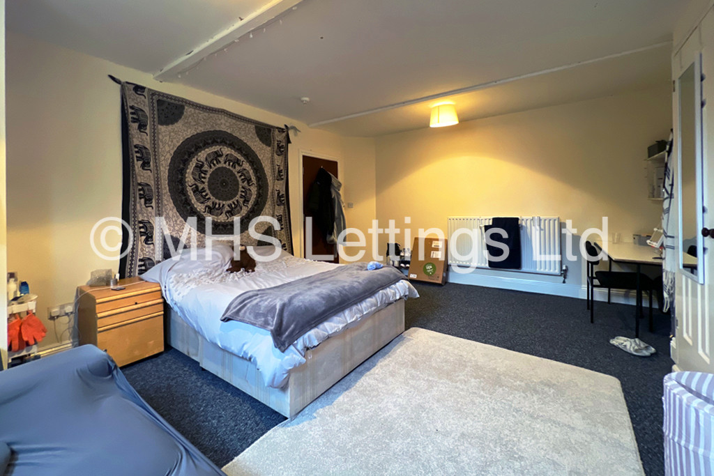 Photo of 8 Bedroom Mid Terraced House in 7 Regent Park Terrace, Leeds, LS6 2AX
