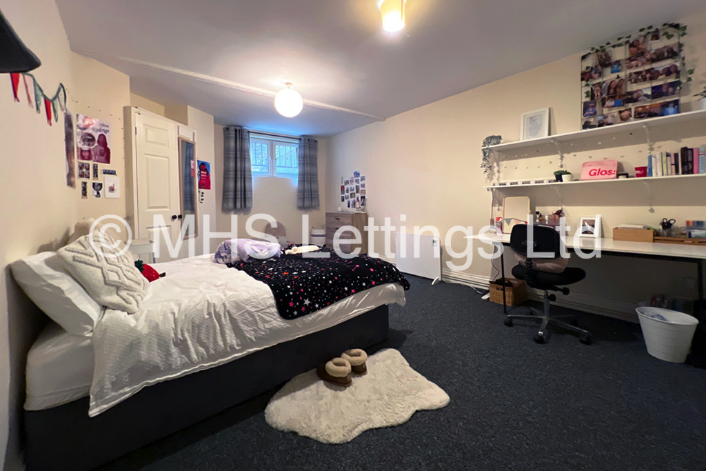 Photo of 8 Bedroom Mid Terraced House in 7 Regent Park Terrace, Leeds, LS6 2AX