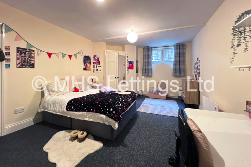 Photo of 8 Bedroom Mid Terraced House in 7 Regent Park Terrace, Leeds, LS6 2AX