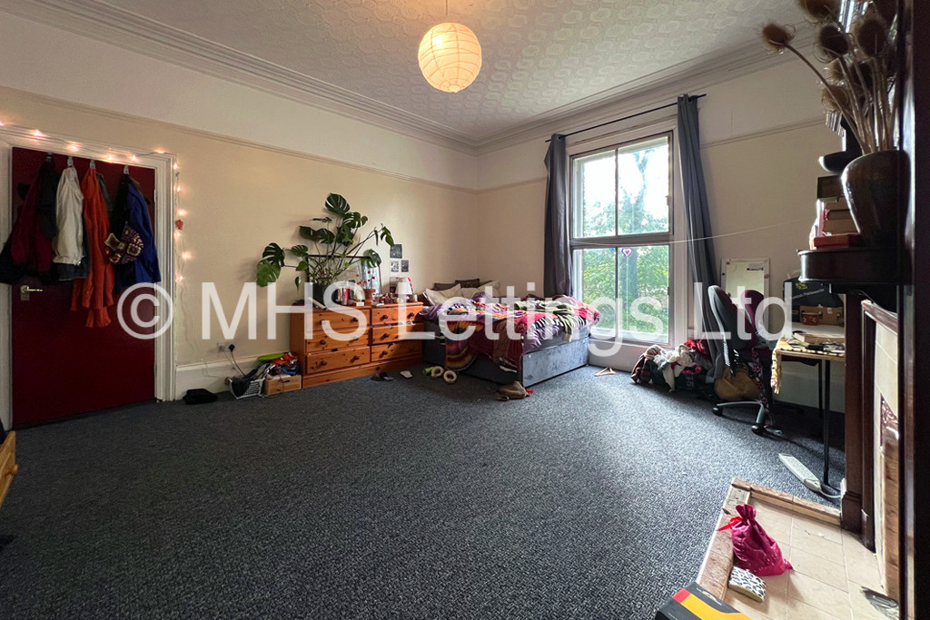 Photo of 7 Bedroom End Terraced House in 44 Headingley Lane, Leeds, LS6 2EB