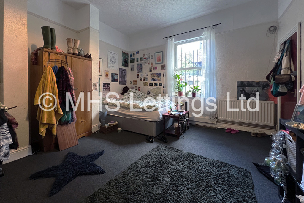 Photo of 7 Bedroom End Terraced House in 44 Headingley Lane, Leeds, LS6 2EB