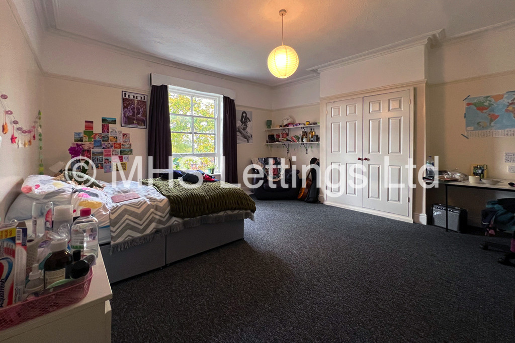 Photo of 7 Bedroom End Terraced House in 44 Headingley Lane, Leeds, LS6 2EB