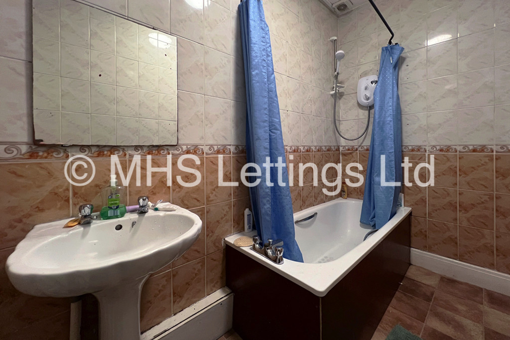 Photo of 7 Bedroom End Terraced House in 44 Headingley Lane, Leeds, LS6 2EB